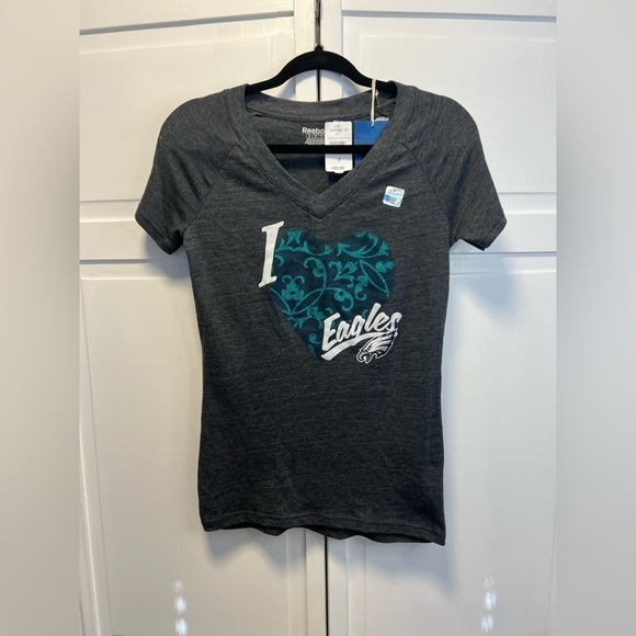 NWT Reebok I Love Eagles Short Sleeve T-Shirt Size Women’s Medium Color Gray - Picture 1 of 11